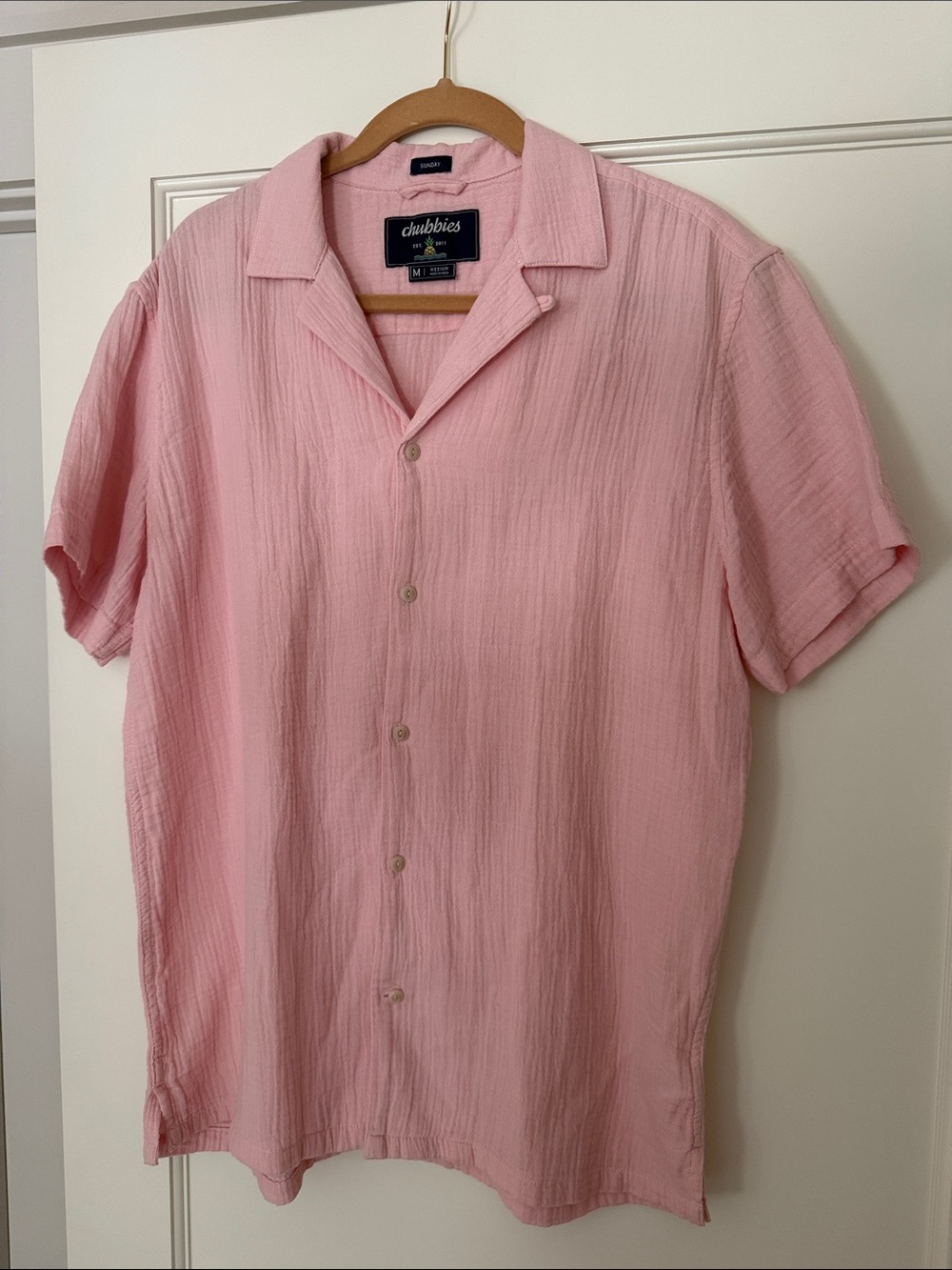 Chubbies Sunday Shirt Men’s Medium Button-Up Camp Collar Light Pink, 100% cotton